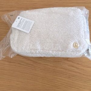 Lululemon everywhere belt bag large fleece 💕 NWT
